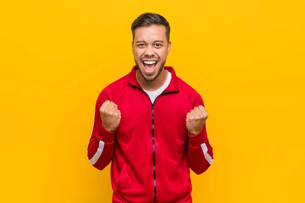 Joven Hombre Fitness Filipino Animando Despreocupado Emocionado Concepto Victoria — Foto de Stock