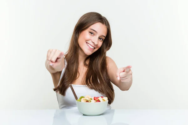 Jeune Femme Caucasienne Manger Bol Fruits Sourires Joyeux Pointant Vers — Photo