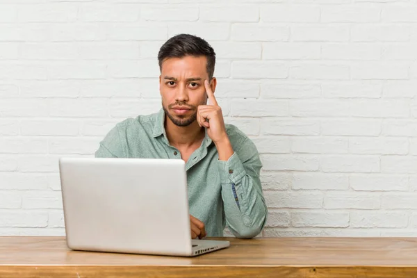 Jeune Homme Philippin Assis Travailler Avec Son Ordinateur Portable Pointant — Photo