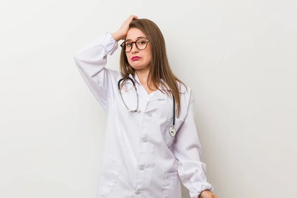 Jonge Dokter Vrouw Tegen Een Witte Muur Wordt Geschokt Heeft — Stockfoto