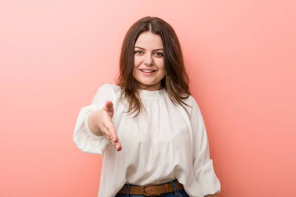 Jovem Branca Curvilínea Mulher Contra Fundo Rosa — Fotografia de Stock