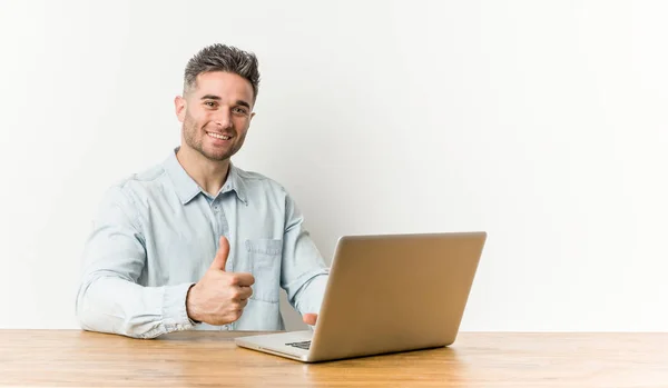 Pemuda Tampan Bekerja Dengan Laptop Tersenyum Dan Mengangkat Jempol Atas — Stok Foto