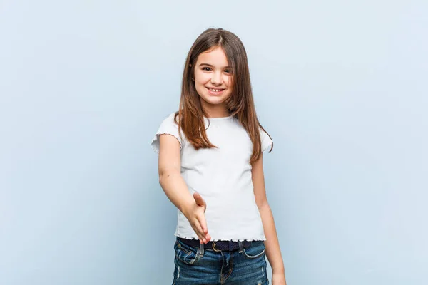 Menina Bonito Esticar Mão Câmera Gesto Saudação — Fotografia de Stock