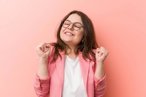 Jovem Size Mulher Caucasiana Negócios Levantando Punho Sentindo Feliz Bem — Fotografia de Stock