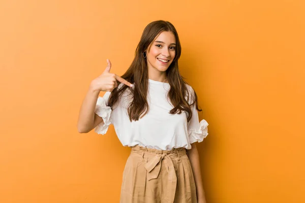 Joven Mujer Caucásica Persona Señalando Mano Espacio Copia Camisa Orgulloso —  Fotos de Stock