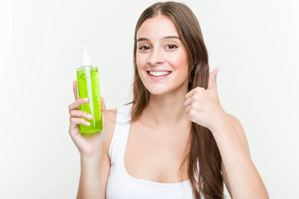 Junge Kaukasische Frau Hält Lächelnd Eine Aloe Vera Flasche Der — Stockfoto