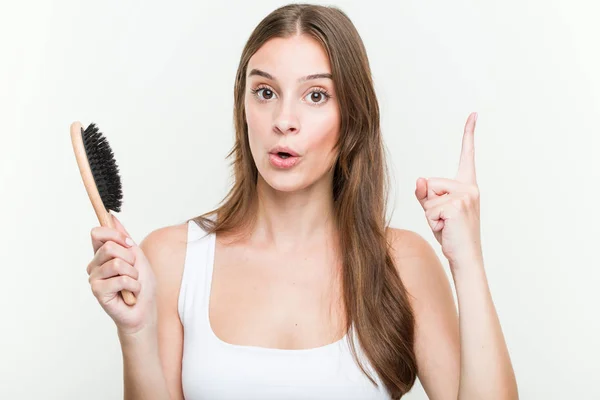 Young Caucasian Woman Holding Hair Brush Having Some Great Idea — Stock Photo, Image