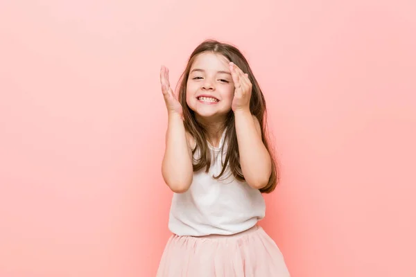 Κοριτσάκι Που Φοράει Μια Πριγκίπισσα Δείχνει Χαρούμενο Γέλιο Πολύ Ιδέα — Φωτογραφία Αρχείου