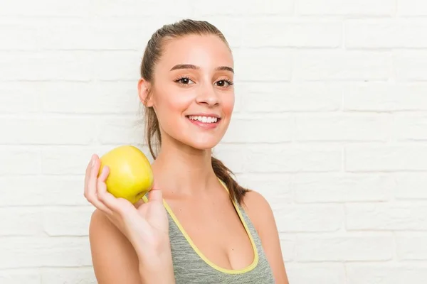 Giovane Donna Sportiva Caucasica Possesso Una Mela — Foto Stock