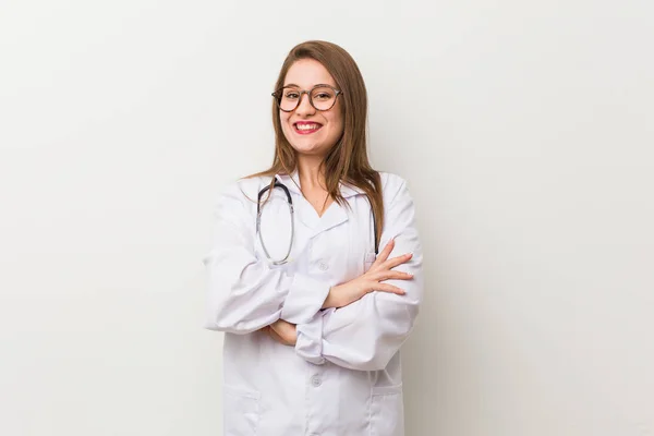 Joven Doctora Contra Una Pared Blanca Que Siente Segura Cruzando — Foto de Stock