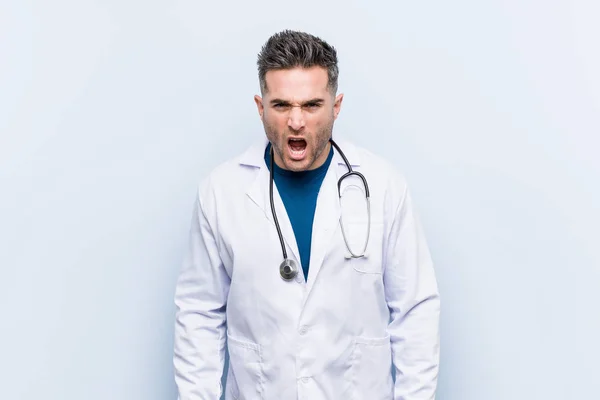 Jovem Bonito Médico Homem Gritando Muito Irritado Agressivo — Fotografia de Stock
