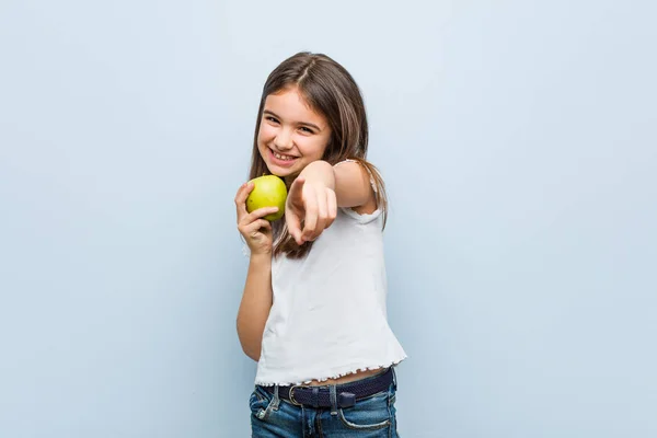 Pequeña Chica Caucásica Sosteniendo Una Manzana Verde Sonrisas Alegres Apuntando —  Fotos de Stock