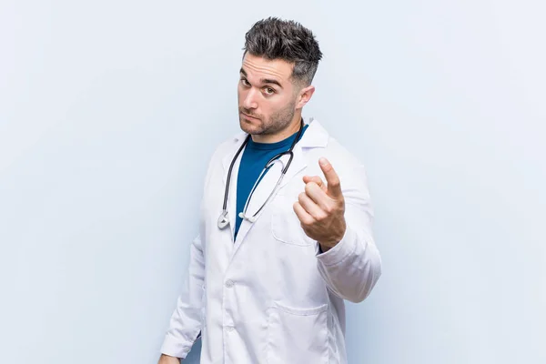 Ung Stilig Läkare Man Pekar Med Fingret Dig Som Inbjudande — Stockfoto