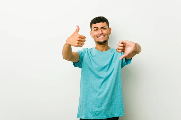 Jovem Hispânico Homem Mostrando Polegares Para Cima Polegares Para Baixo — Fotografia de Stock