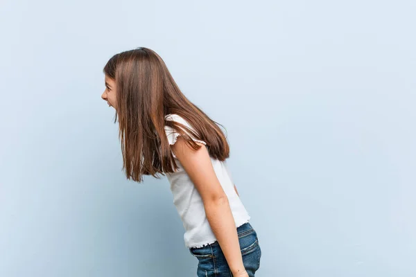 Menina Bonito Gritando Direção Espaço Cópia — Fotografia de Stock