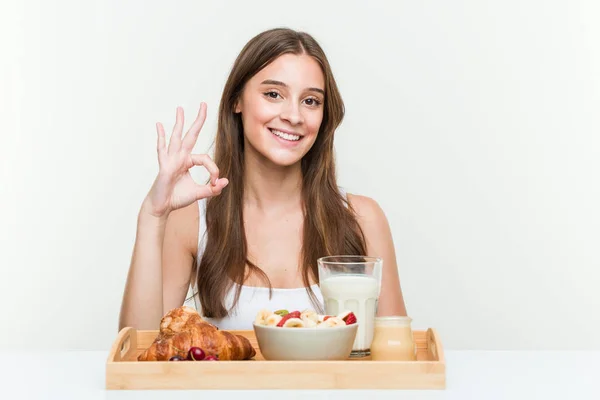 Jeune Femme Caucasienne Avoir Petit Déjeuner Gai Confiant Montrant Geste — Photo