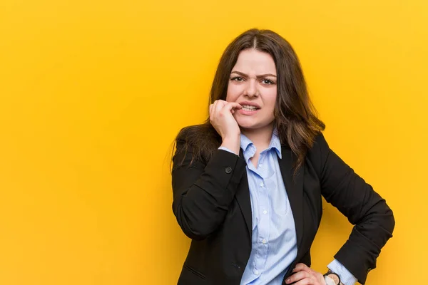 Jonge Size Kaukasische Zakelijke Vrouw Bijten Nagels Nerveus Zeer Angstig — Stockfoto