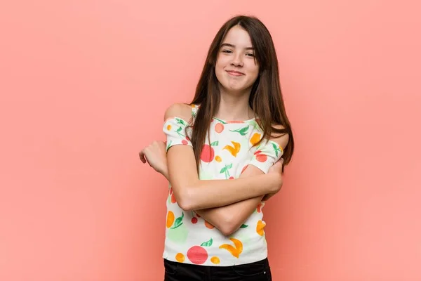 Girl Wearing Summer Clothes Red Wall Hugs Smiling Carefree Happy — Stock Photo, Image