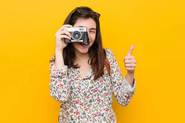 ヴィンテージカメラを持つ若い白人女性 — ストック写真
