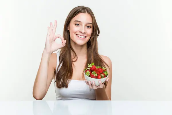 Jonge Blanke Vrouw Met Een Aardbeien Bowl Vrolijk Zelfverzekerd Toont — Stockfoto