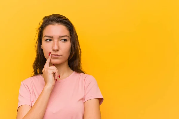 Jeune Femme Européenne Isolée Sur Fond Jaune Regardant Côté Avec — Photo