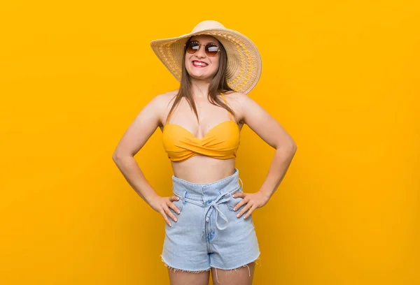 Mujer Caucásica Joven Con Sombrero Paja Mirada Verano Confiado Mantener — Foto de Stock