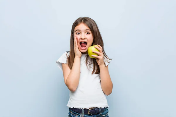 Little Caucasian Girl Holding Green Apple Shouting Excited Front — Stock Photo, Image