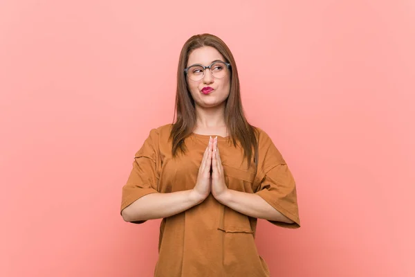 Junge Studentin Mit Brille Die Sich Einen Plan Ausdenkt Und — Stockfoto