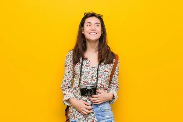 Młody Brunetka Podróżnik Kobieta Śmieje Się Szczęśliwie Zabawy Trzymając Ręce — Zdjęcie stockowe