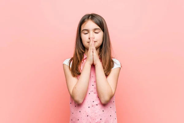 Χαριτωμένο Κοριτσάκι Κρατώντας Χέρια Στην Προσευχή Κοντά Στο Στόμα Αισθάνεται — Φωτογραφία Αρχείου