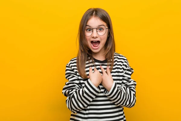 Küçük Kafkas Sevimli Kız Kendini Işaret Şaşırttı Geniş Gülümseyerek — Stok fotoğraf