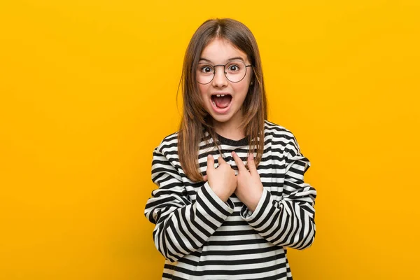 Pouco Caucasiano Bonito Menina Surpreso Apontando Para Mesmo Sorrindo Amplamente — Fotografia de Stock