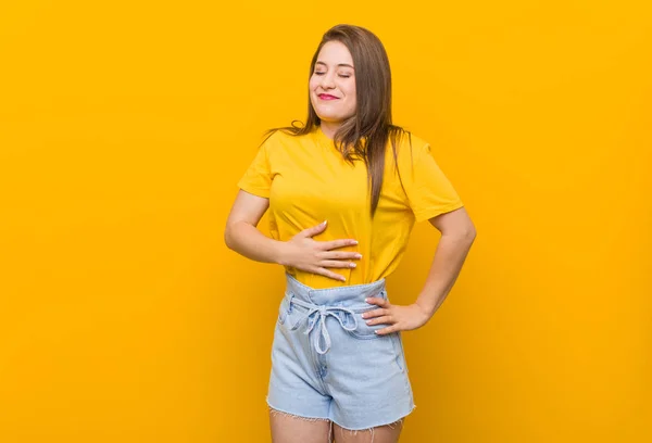 Jovem Adolescente Vestindo Uma Camisa Amarela Toca Barriga Sorri Suavemente — Fotografia de Stock