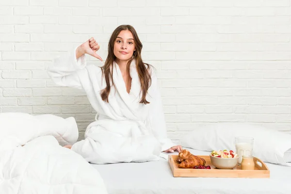 Jonge Blanke Vrouw Het Bed Die Een Afkeer Gebaar Toont — Stockfoto