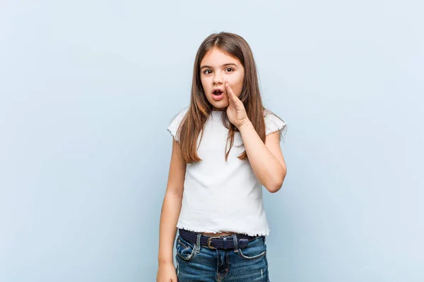 Schattig Meisje Zegt Een Geheime Hete Remmen Nieuws Kijkt Opzij — Stockfoto