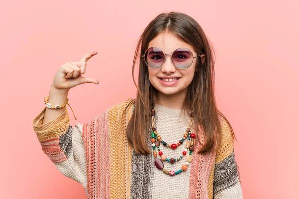 Pequena Menina Hippie Segurando Algo Pouco Com Dedos Indicador Sorrindo — Fotografia de Stock