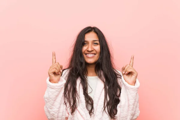 Jonge Indiase Vrouw Het Dragen Van Pyjama Geeft Aan Dat — Stockfoto