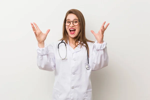Jonge Dokter Vrouw Tegen Een Witte Muur Ontvangen Van Een — Stockfoto
