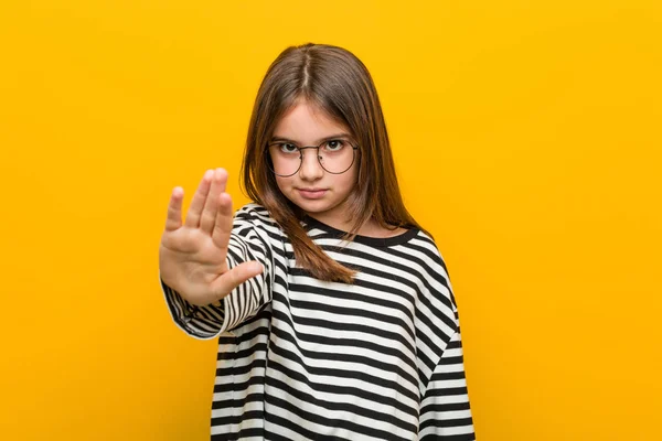 Pouco Caucasiano Bonito Menina Com Mão Estendida Mostrando Sinal Parada — Fotografia de Stock