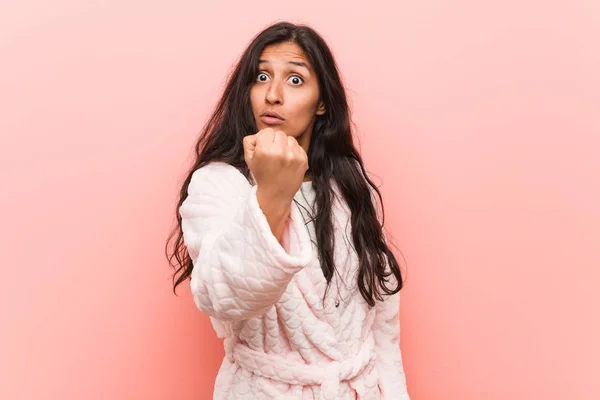Mujer India Joven Con Pijama Mostrando Puño Cámara Expresión Facial —  Fotos de Stock