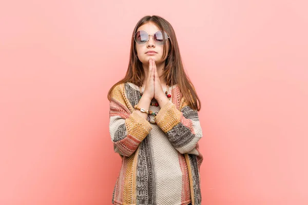 Little Hippie Girl Holding Hands Pray Mouth Feels Confident — Stock Photo, Image