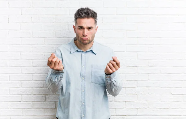 Joven Hombre Guapo Contra Una Pared Ladrillos Que Muestra Que —  Fotos de Stock