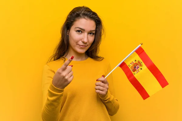 Junge Europäerin Mit Spanischer Fahne Die Mit Dem Finger Auf — Stockfoto