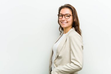 Genç Avrupalı iş kadını bir kenara gülümseyen, neşeli ve hoş görünüyor.