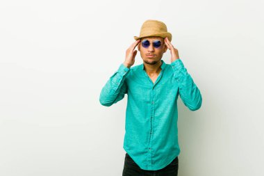 Genç İspanyol adam tapınakdokunmadan bir yazlık giysiler giyen ve baş ağrısı olan.