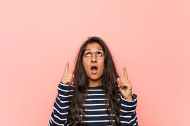 Genç entelektüel hintli kadın açık ağız ile ters işaret.