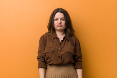 Genç kıvrımlı Rus kadın yanakları darbeler, yorgun ifade vardır. Yüz ifadesi kavramı.