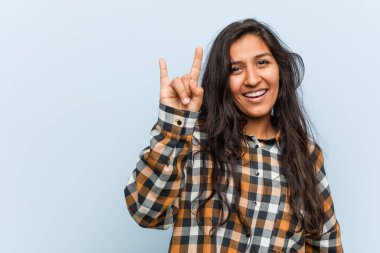 Genç serin hintli kadın bir devrim kavramı olarak bir boynuzjest gösteren.