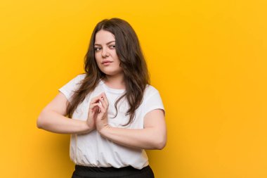 Genç kıvrımlı artı boyutu kadın akılda planı oluşturan, bir fikir kurma.