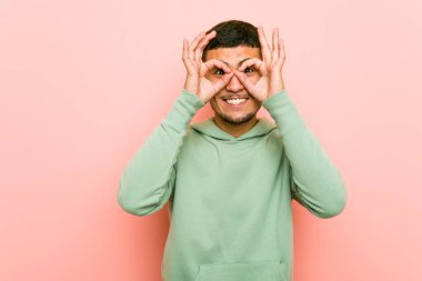 Genç İspanyol spor adam gözleri üzerinde tamam işareti gösteren